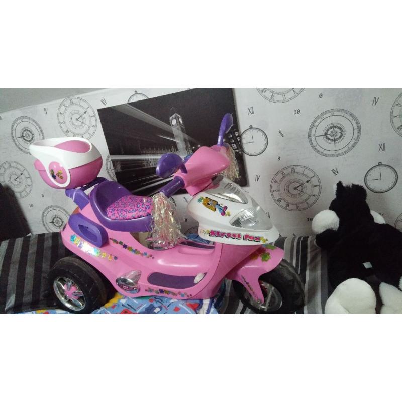 childs 6 volt ride on scooter/trike in pink