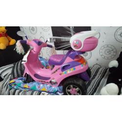 childs 6 volt ride on scooter/trike in pink