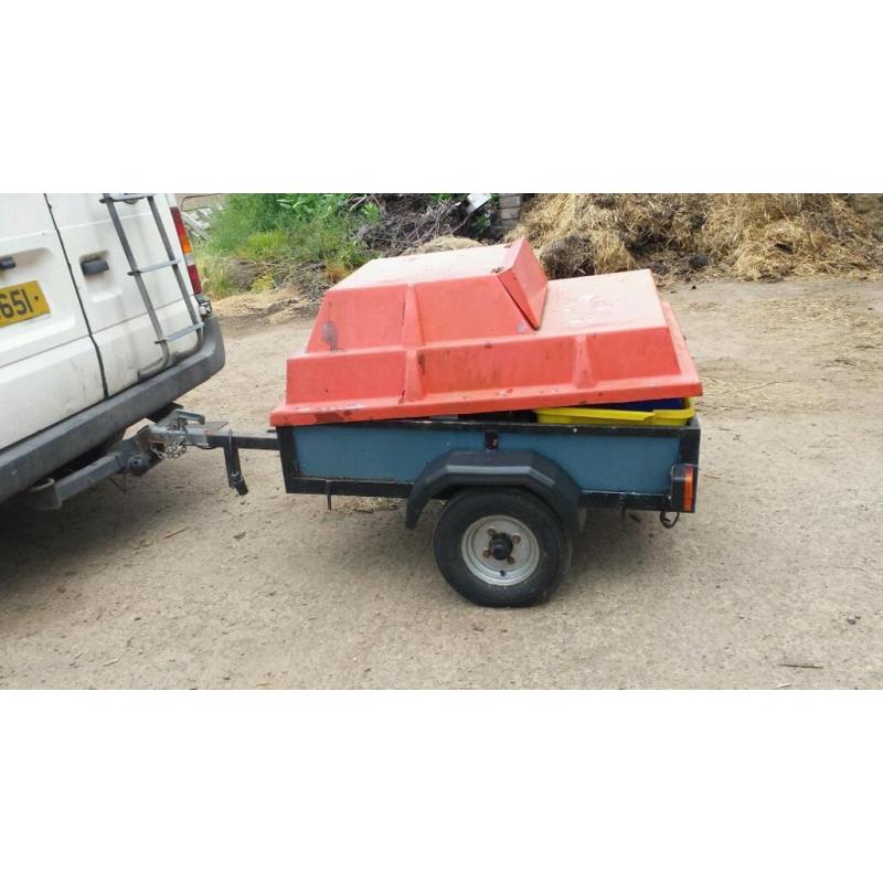 Small camping trailer with lid