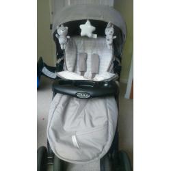 Complete graco bear and friends travel system with car base