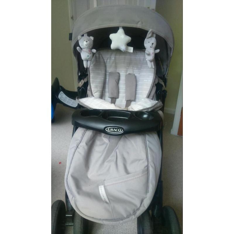 Complete graco bear and friends travel system with car base