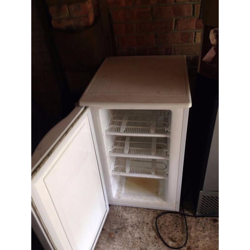 MEDIUM SIZED FRIDGE ( white )