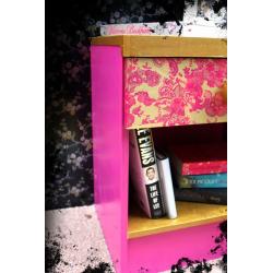 Retro-Chic bedside unit in fuchsia and gold