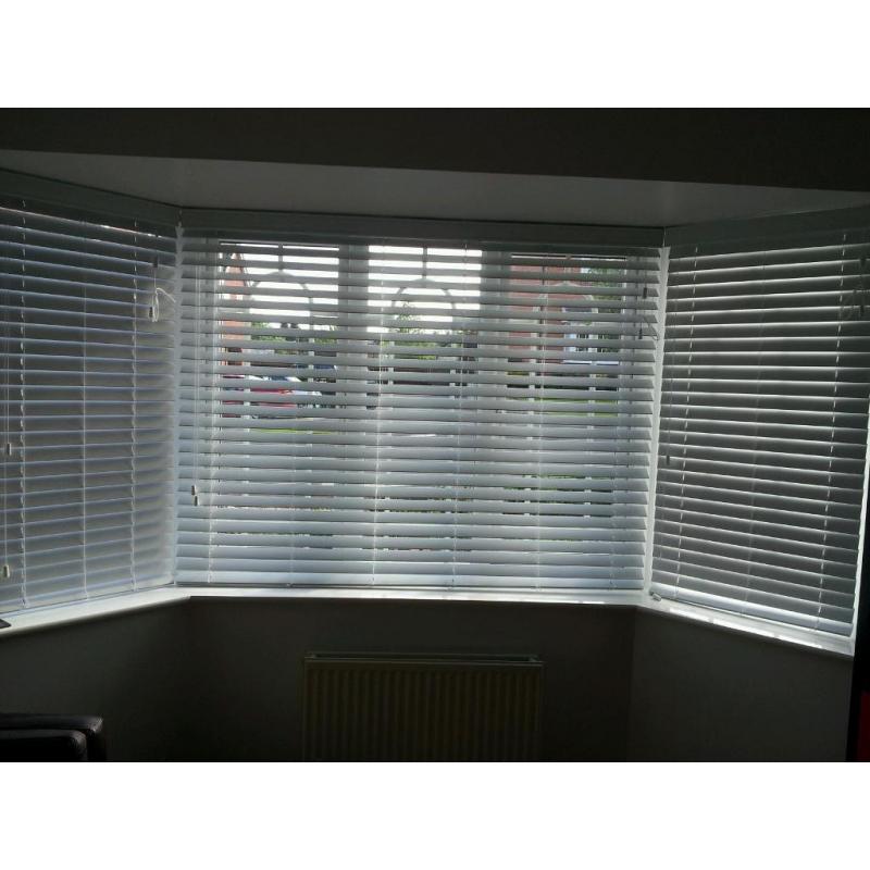 Brand New Boxed High Gloss White Venetian Blind