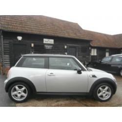 0656 MINI MINI 1.6 COOPER 120 BHP CHILLI PACK SILVER BLACK ROOF 1/2 LEATHER TRIM