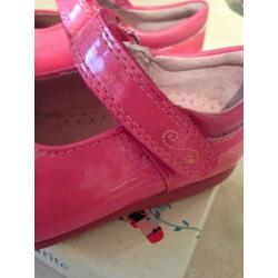 ?? Size 5G - BRAND NEW AND BOXED - START RITE Sorbet Pink Butterfly - Velcro fastening shoes ??