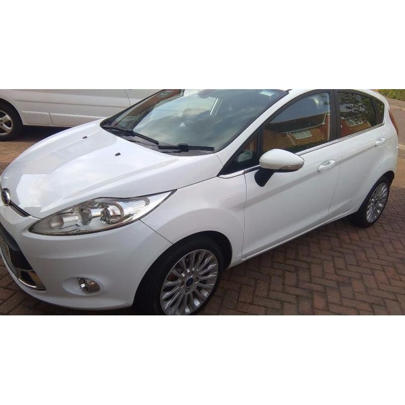 FORD FIESTA TITANIUM 1.4 TDCI 5 DOOR HATCHBACK TOP OF THE RANGE LOVELY CAR