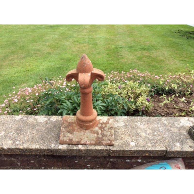 Fleur-de-lys ridge tile finial