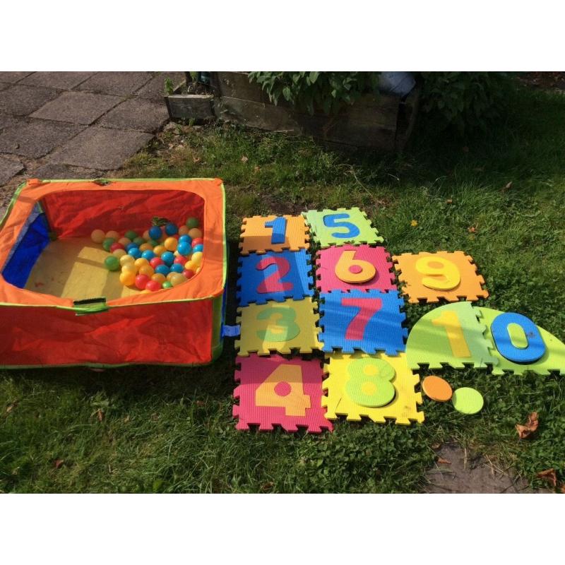 Ball pit and foam floor tiles