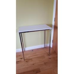 White standalone breakfast bar table