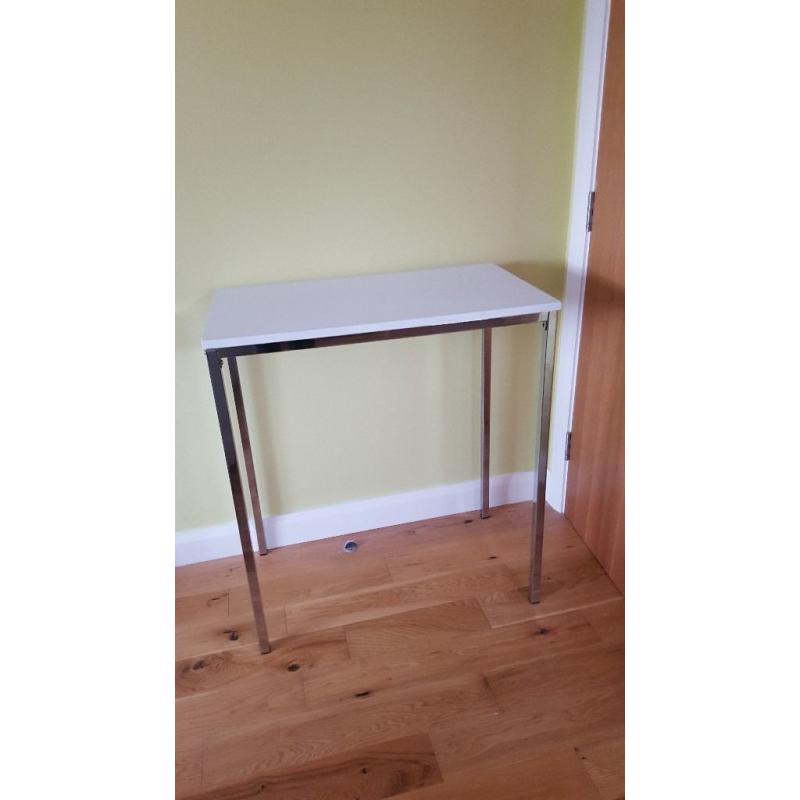 White standalone breakfast bar table