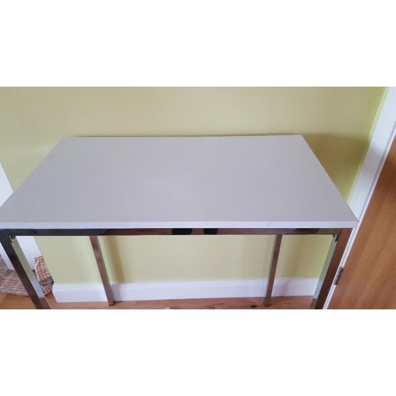 White standalone breakfast bar table