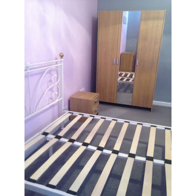 Triple mirrored wardrobe. Oak effect.