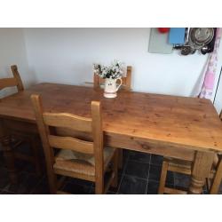 OAK DINING TABLE FOR SALE