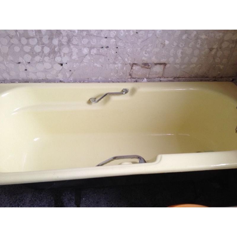 Cast iron bath in primrose yellow