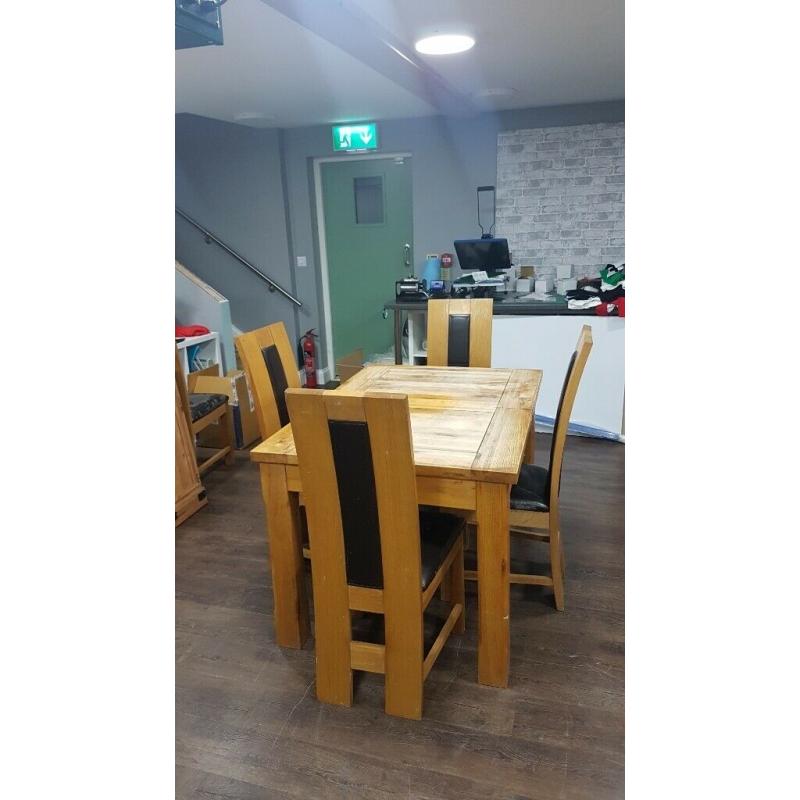 Oak dinning table and 6 chairs. Needs some TLC