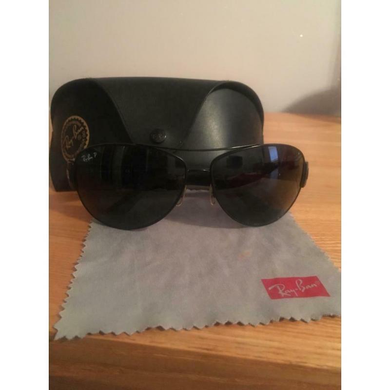 Black aviator Ray Ban sunglasses